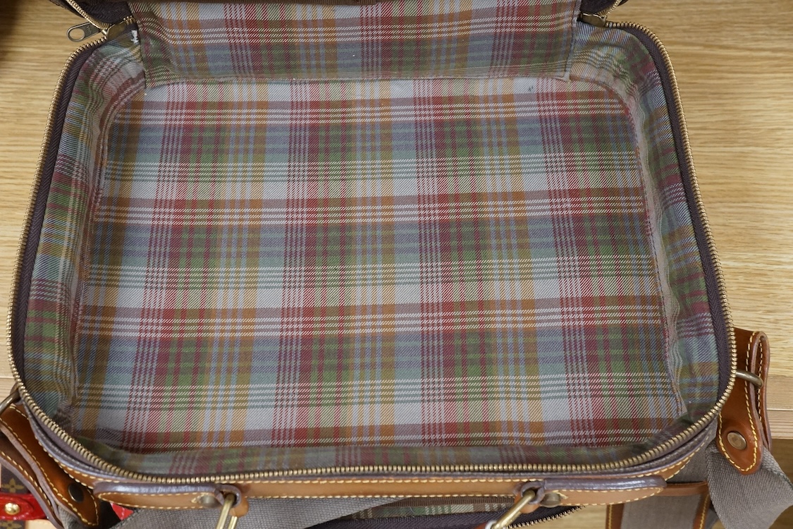 A ladies Mulberry scotch grain leather travel bag with strap, 35cm wide